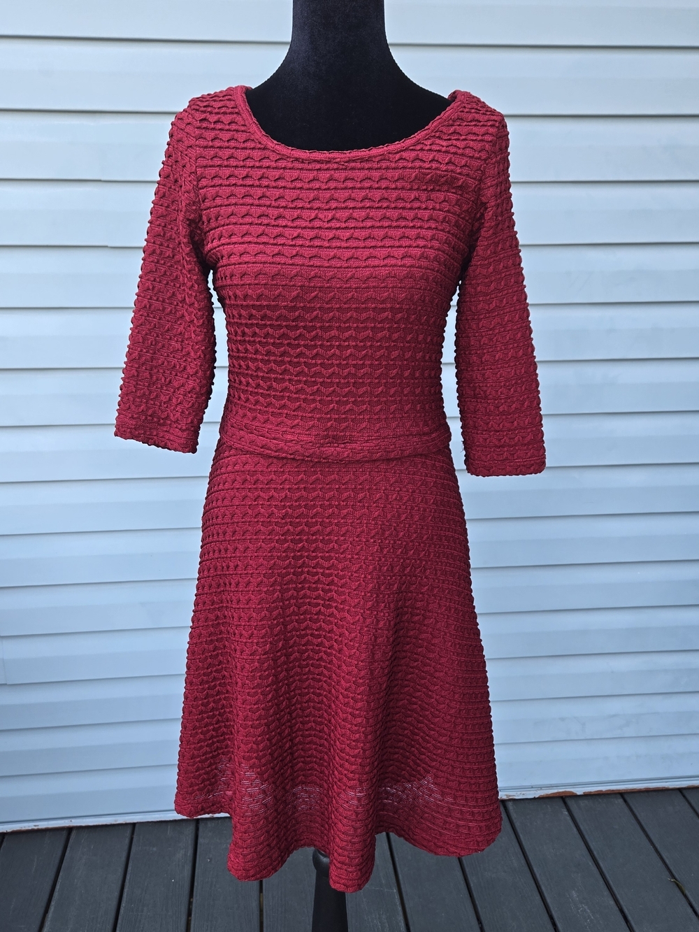 Max Studio Maroon Red Textured Stretch Fit Flare Dress Medium Zipper Back Knit